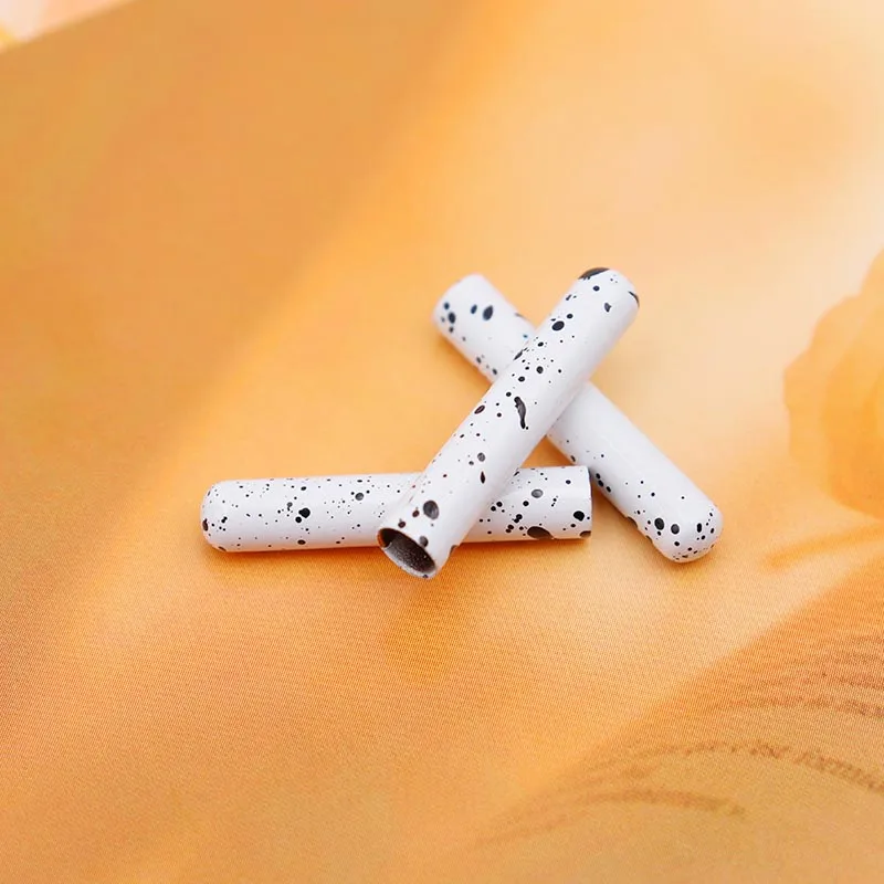 Weiou Lace 100pcs Wholesale Cheapest Aglets 22*3.8MM White Spray Black Spots Luxurious Metal Tips Simplicity Decorative Ropends