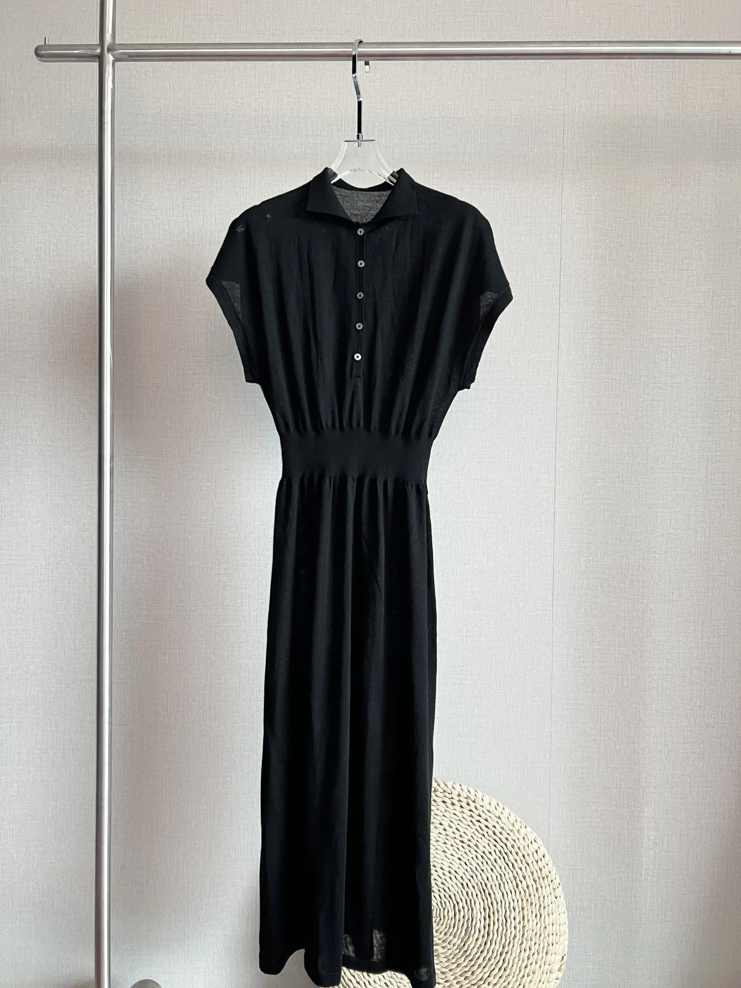 

Трикотажное платье с поясом, 2023