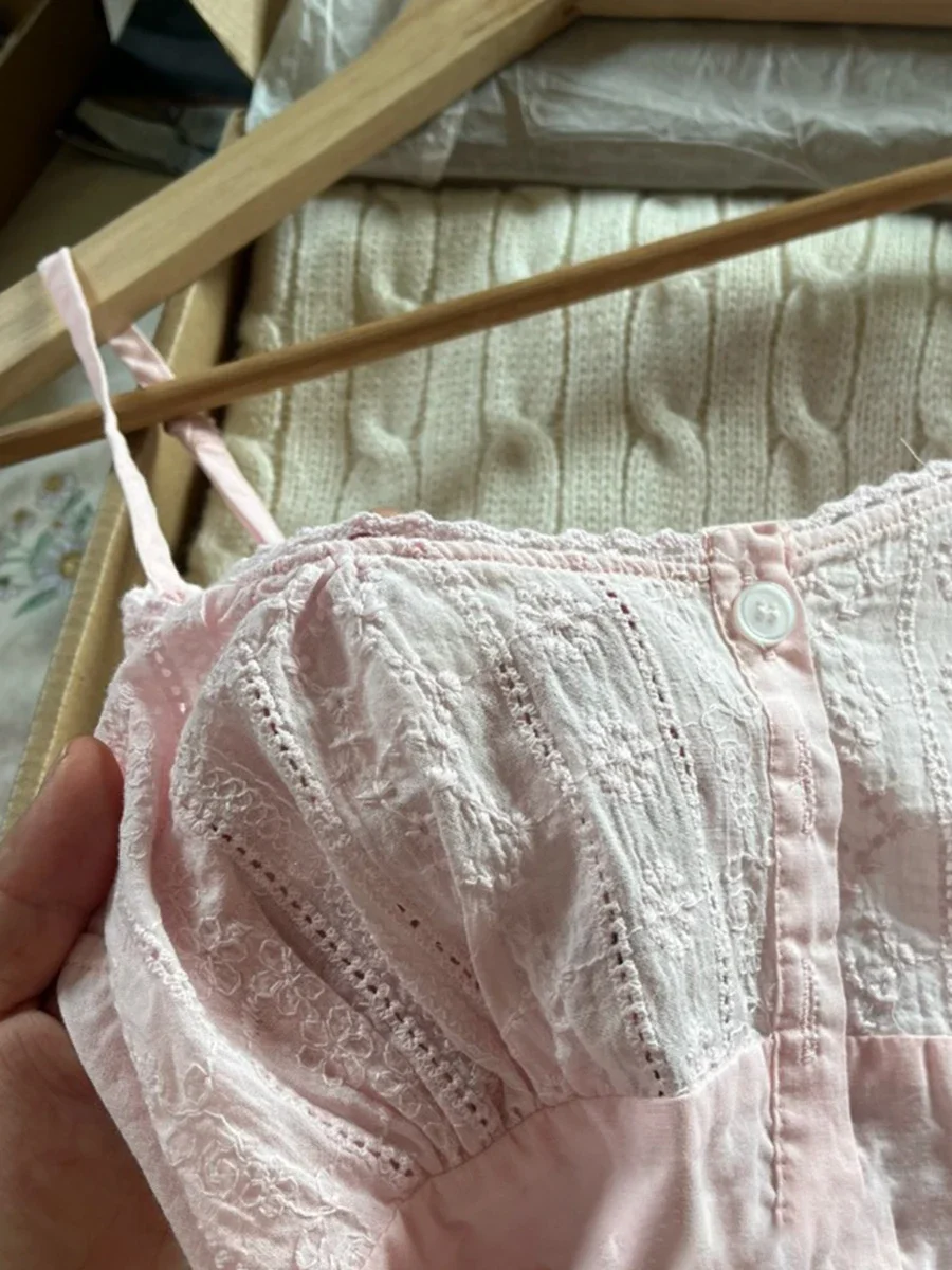 Женское платье с цветочной вышивкой