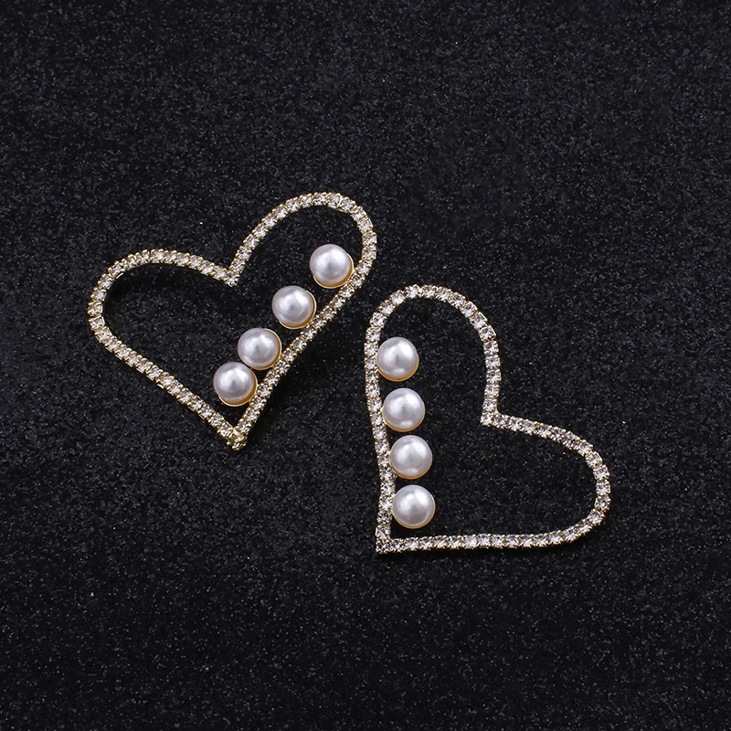 Женские серьги-гвоздики в форме сердца с жемчугом