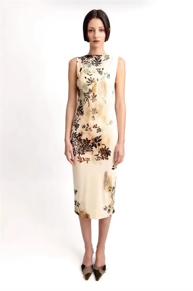 С модным джинсовым платьем без рукавов темпераментная длинная юбка с принтом в