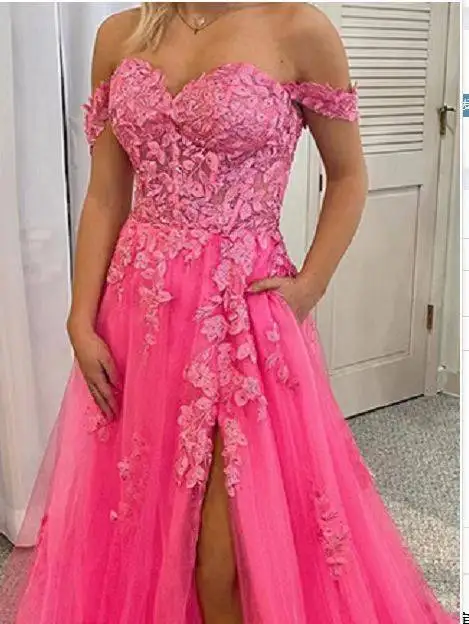 

Вечерние кружевные платья цвета фуксии с открытыми плечами и высоким разрезом