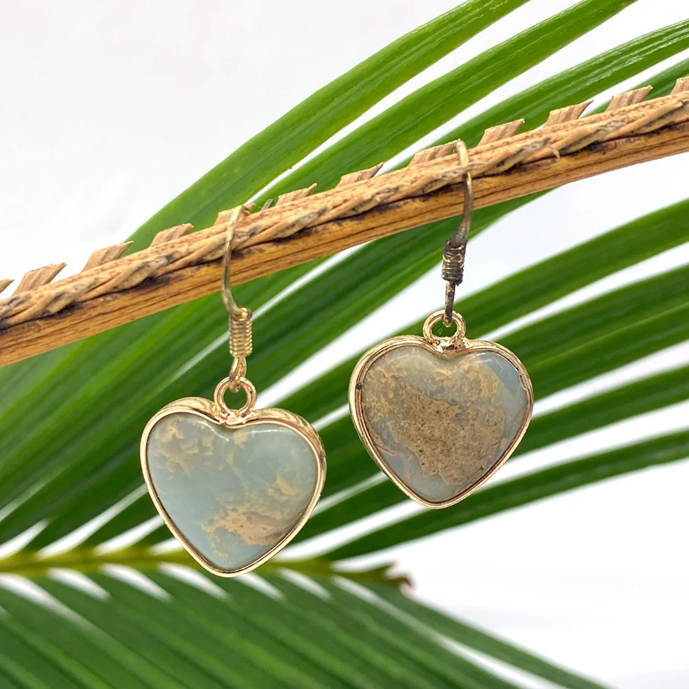 Серьги-гвоздики из натурального персикового камня в форме сердца 16 х16 мм |