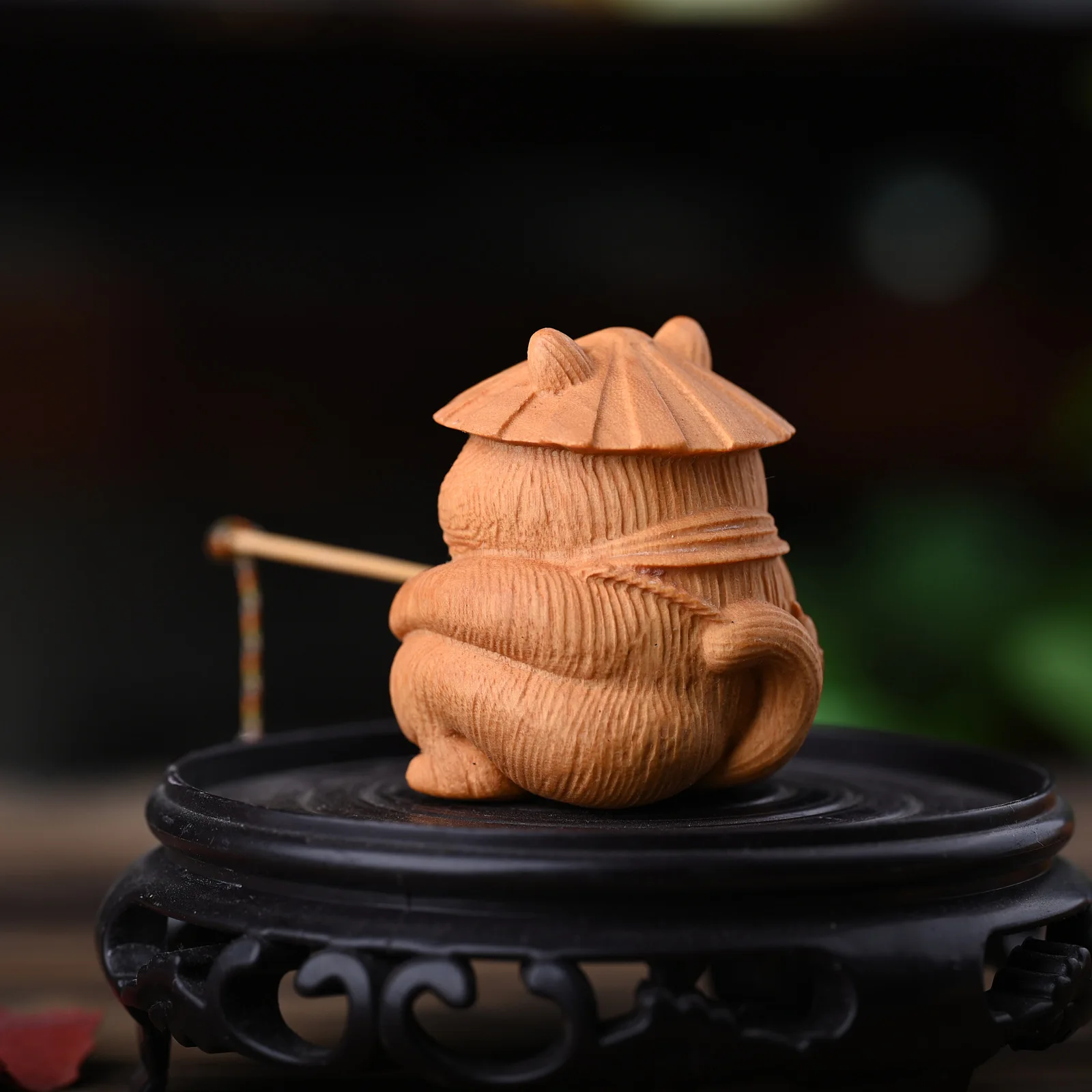 

Деревянная статуэтка рыболовной кошки