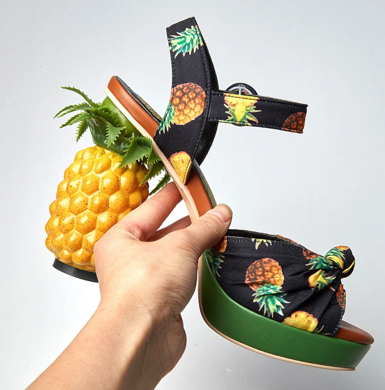 

Сандалии женские с принтом ананасов, шелковые туфли-лодочки с открытым носком и странным фруктом, ремешок на щиколотке, цвет розовый/черный