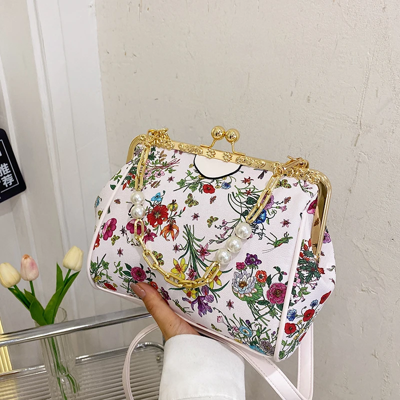 2022 high-grade soft leather printed handbag, European and n fashionable flower luxury handbag, Shell Bag, Pearl Chain Lady’s sh