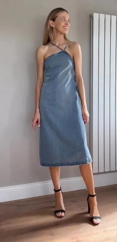 

Женское джинсовое платье на бретельках, с одним открытым плечом