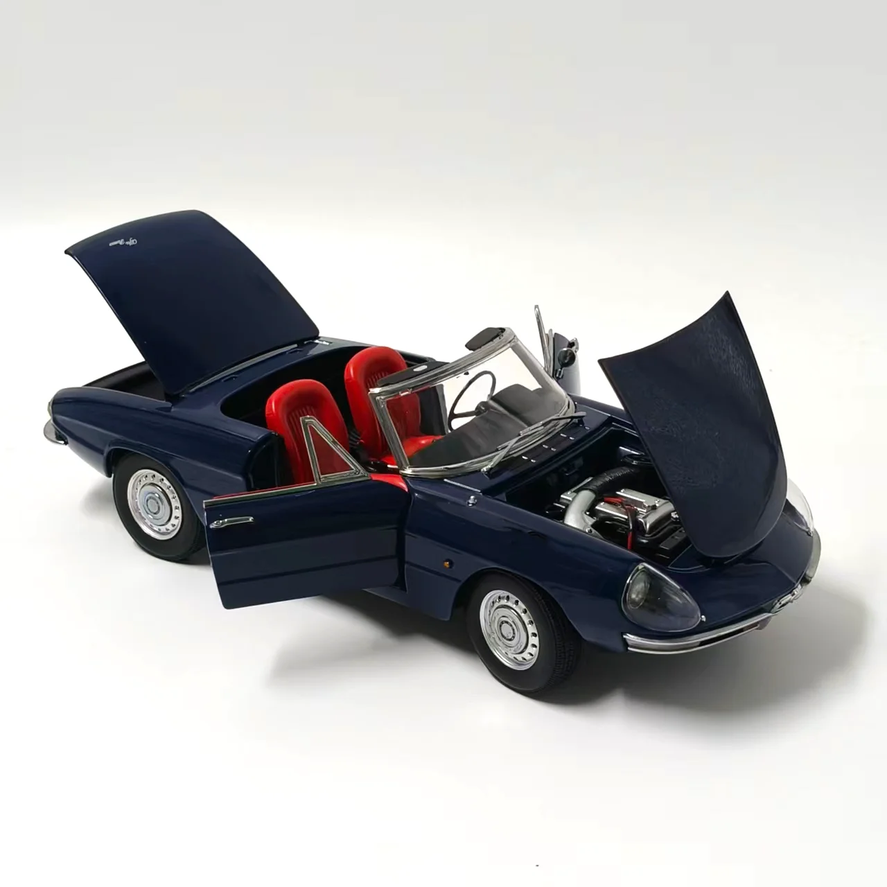 Фото Модель автомобиля Duetto Spider 1600 1966 года, масштаб 1:18, из литого металла, серия Diecast TOURING №5