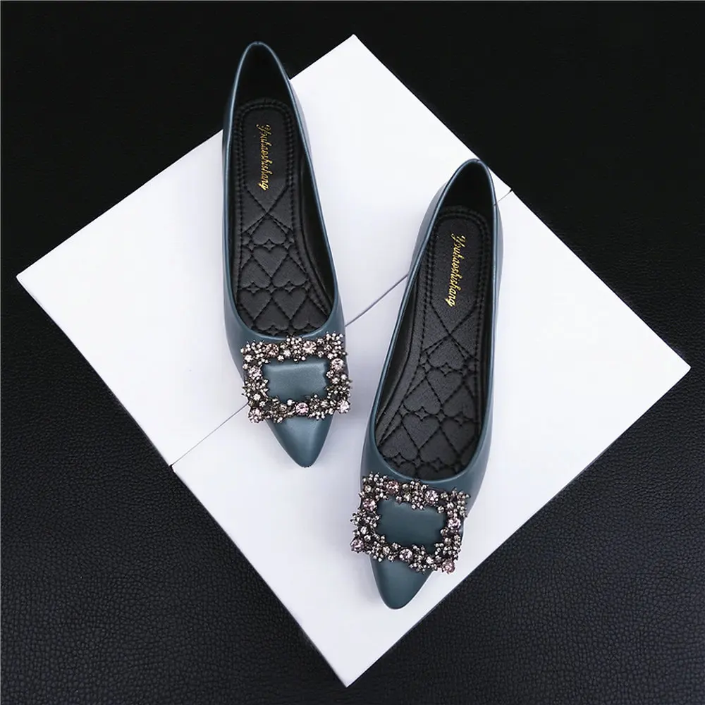 

Туфли-лодочки женские на низком каблуке с острым носком