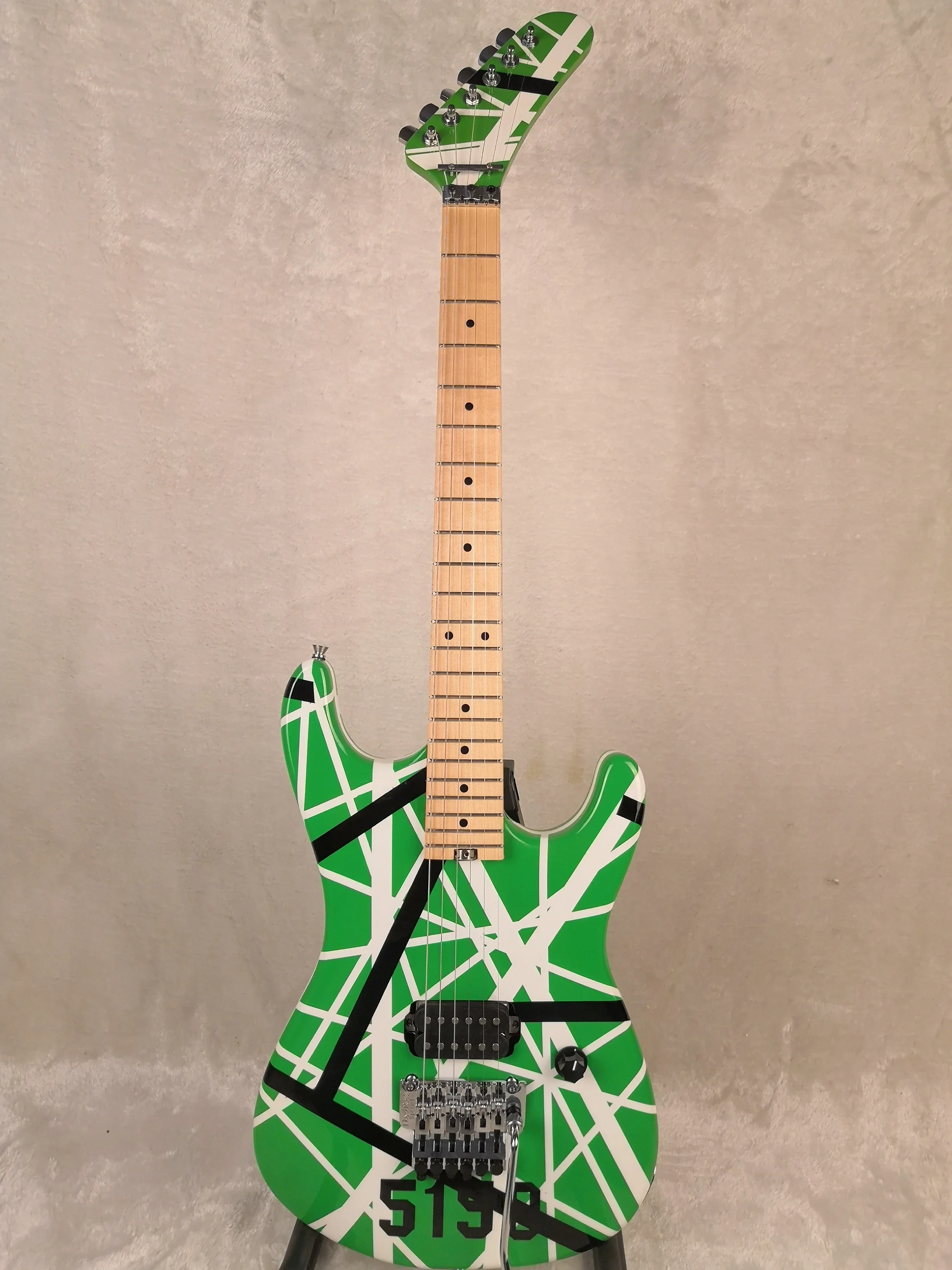

Kramer Эдвард Ван Хена 5150 белая черная полоса зеленая электрическая гитара Floyd Rose Tremolo Tailpiece, Стопорная гайка, Whammy Bar
