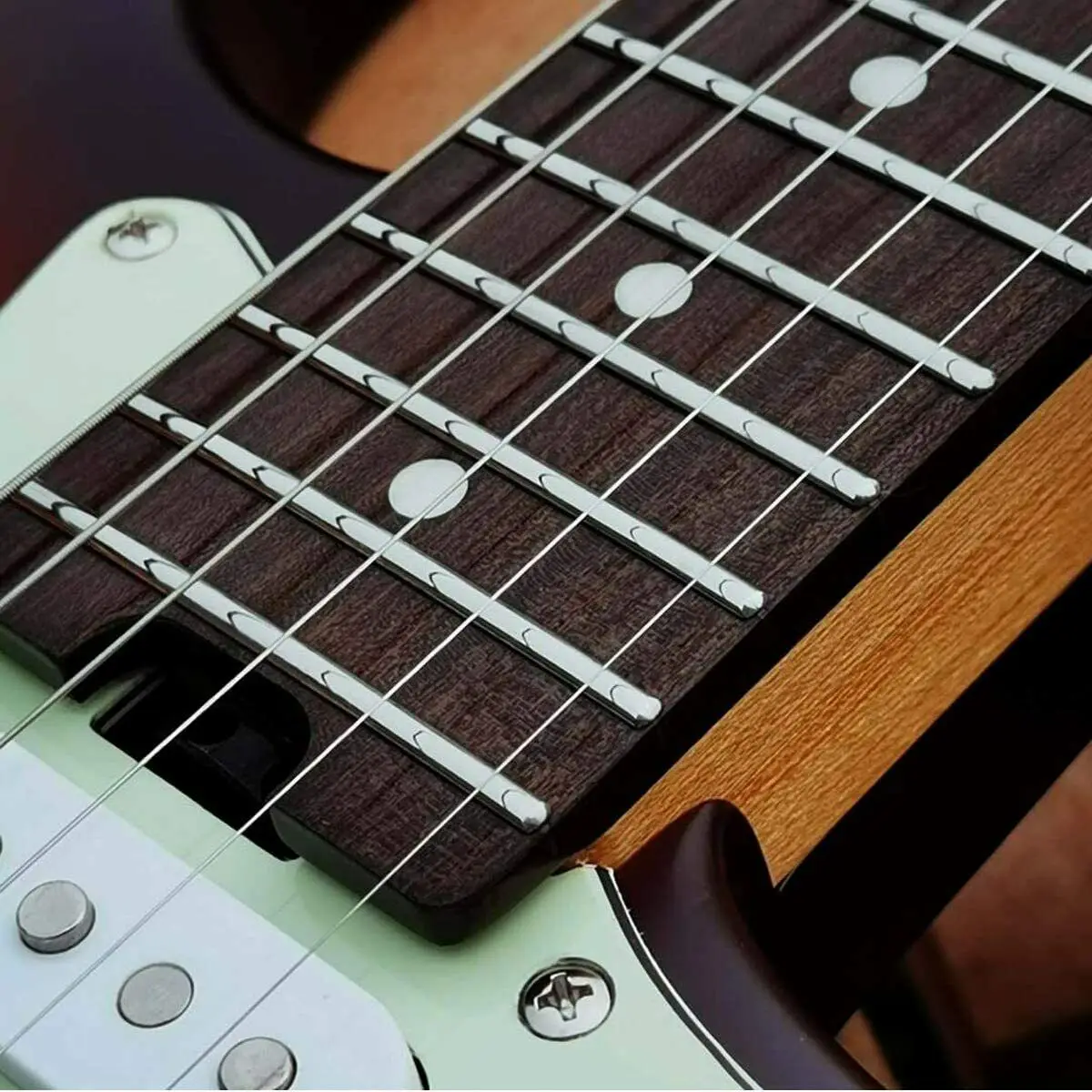 Электрогитара EART YMX-SG3 SSS с бриджевыми звукоснимателями Sunburst, корпус из обжаренного махагони двух кусков, гриф из клена, мятно-зеленая пикгард.