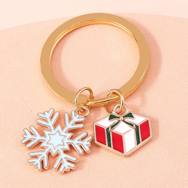 

Cute Winter Snowflake Keychains Enamel Christmas Gift Box Keyrings Souvenir Gifts for Women Men Handbag Pendants Accessories