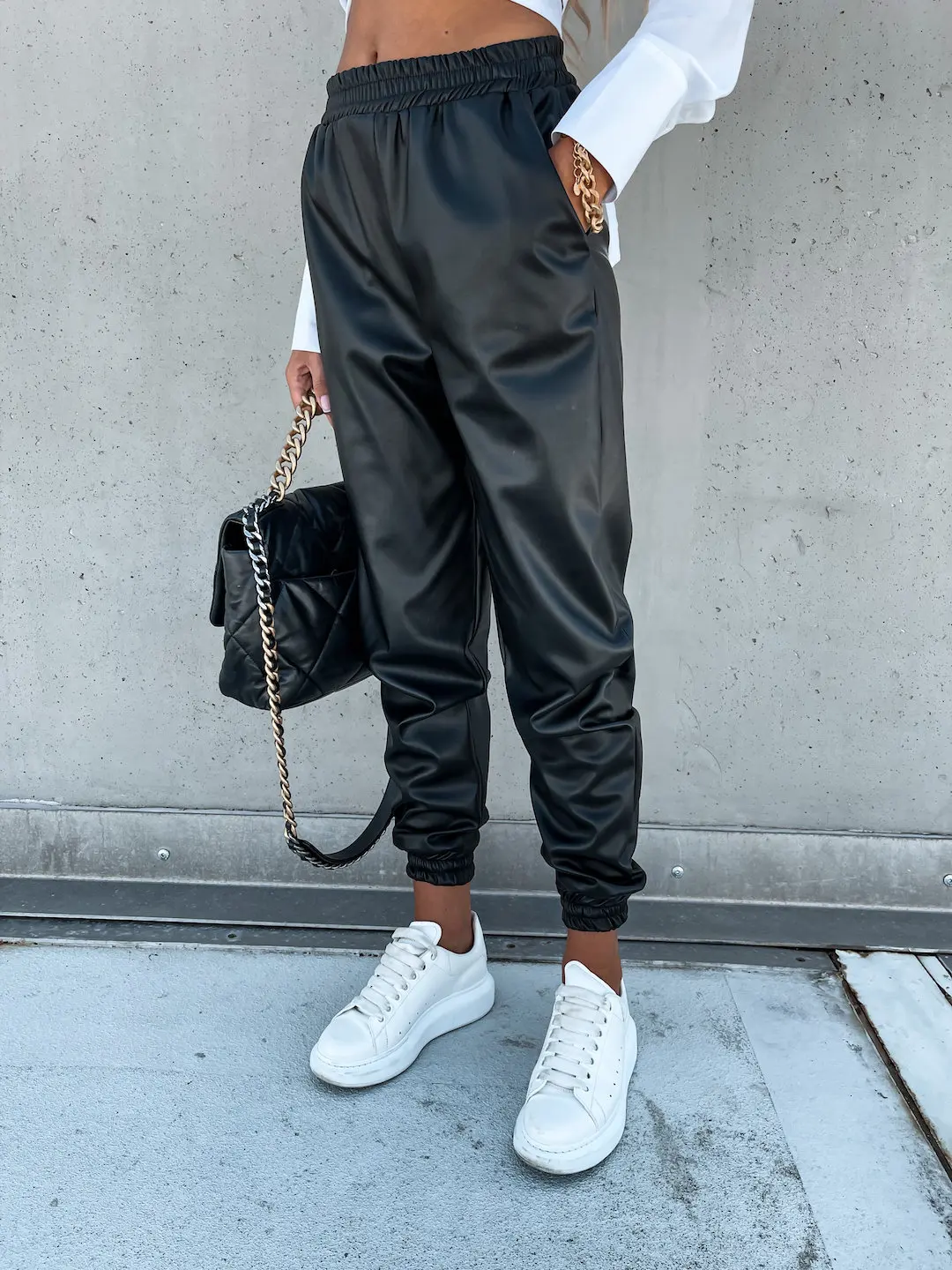 

Женские повседневные длинные брюки из искусственной кожи, однотонные свободные брюки с эластичным поясом и боковыми карманами, уличная оде...