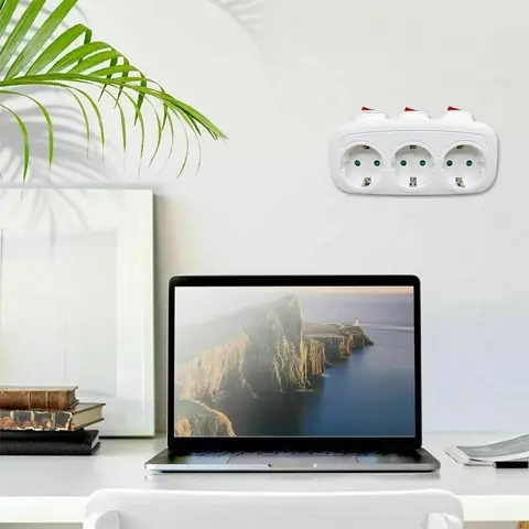 Белый многоконтактный удлинитель с выключателем 3 розеток