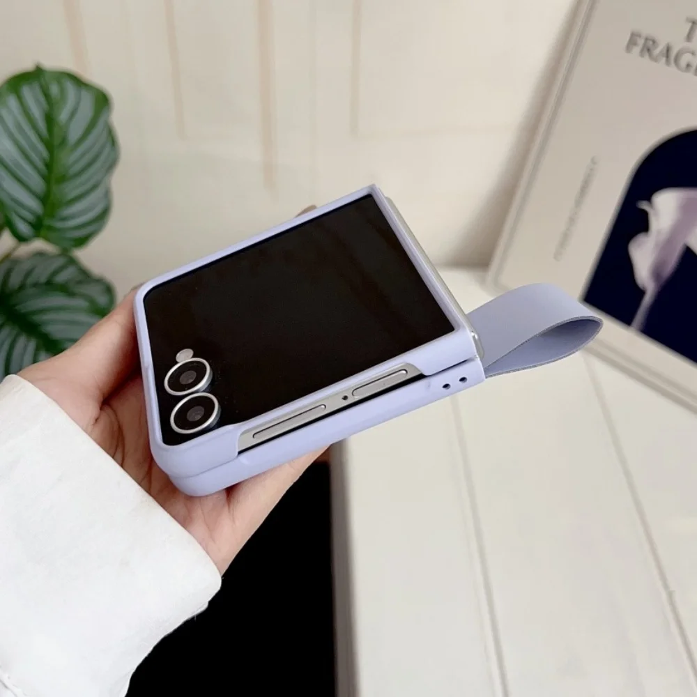 Фото Чехол-флип из искусственной кожи с ремешком для Samsung Galaxy Z Flip7 6 5 4 3, приятный на ощупь, с защитой для объектива, мягкая задняя крышка №5