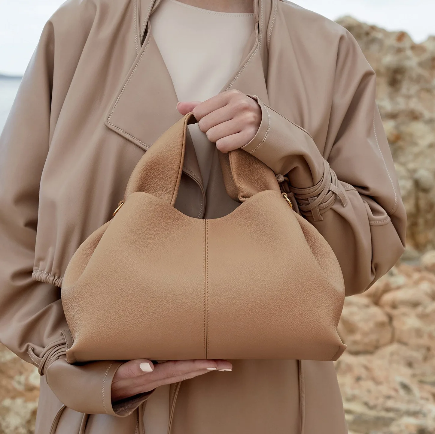 

2023 роскошная дизайнерская женская сумка через плечо из искусственной кожи, вместительная продвинутая нишевая однотонная Высококачественная элегантная деловая сумка