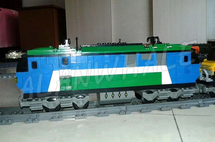 573pcs City Cargo Trains Locomotive Car Carriage Light Oil Rail Tanker Tracks 25808 Building Blocks toys Compatible With Model