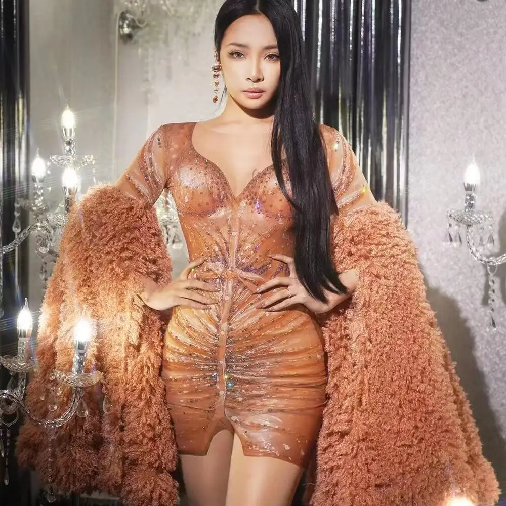 Женское короткое платье с пушистыми рукавами