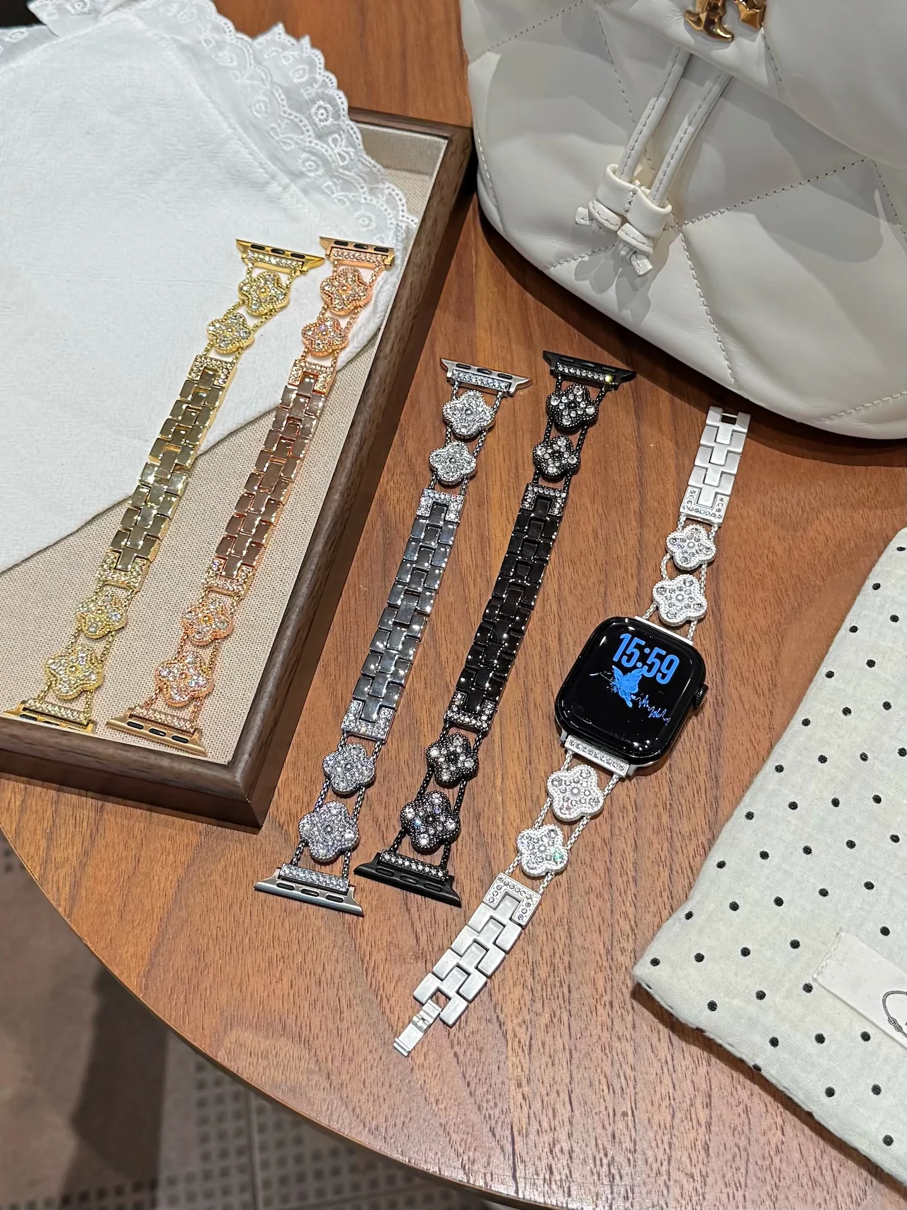 Фото Ремешок с четырехлистным клевером и стразами для Apple Watch 38/40/41/42/44/45/49 мм, стильный и эффектный браслет для iWatch Series №1
