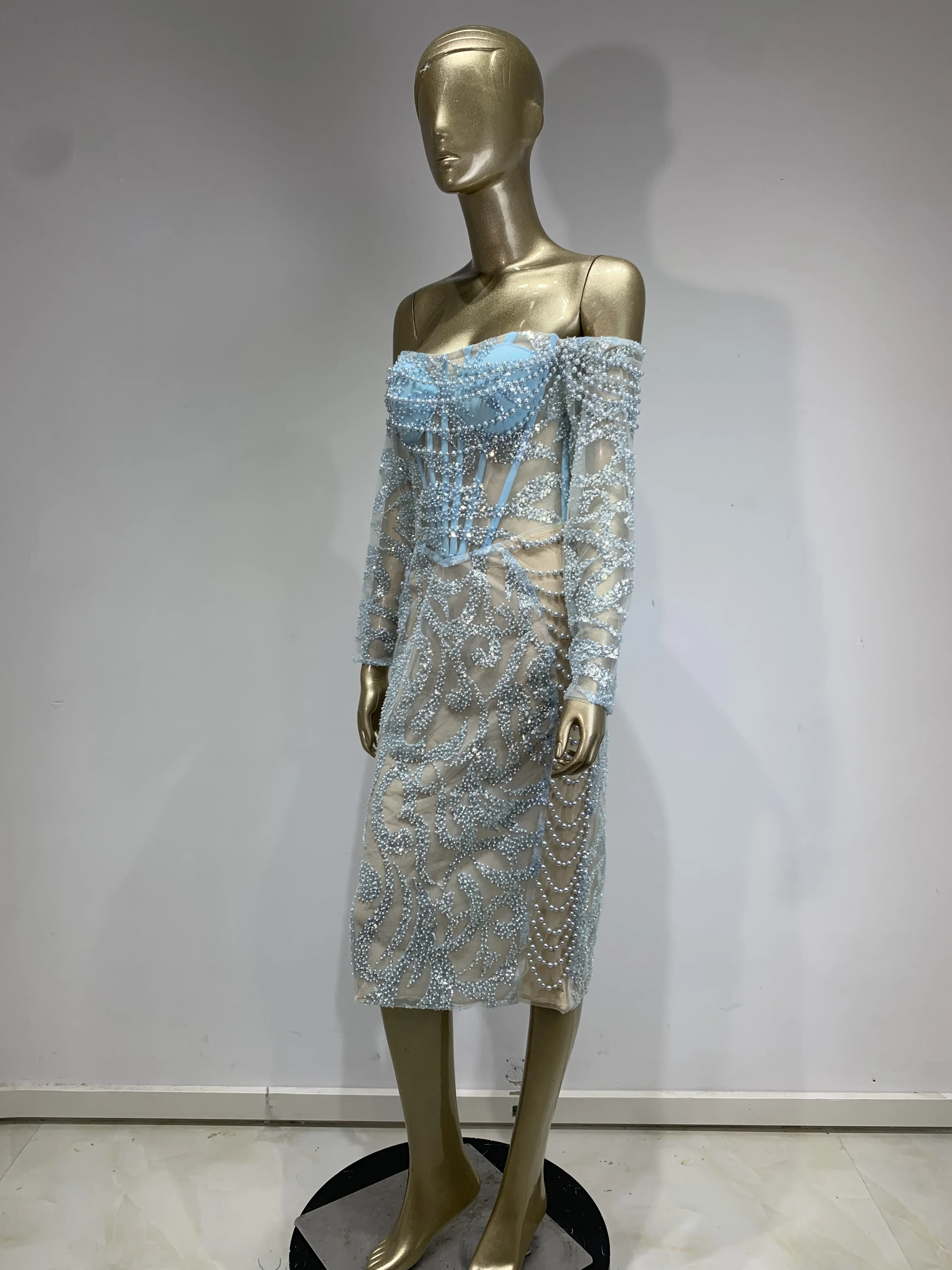 Женское платье с открытыми плечами длинным рукавом и жемчугом