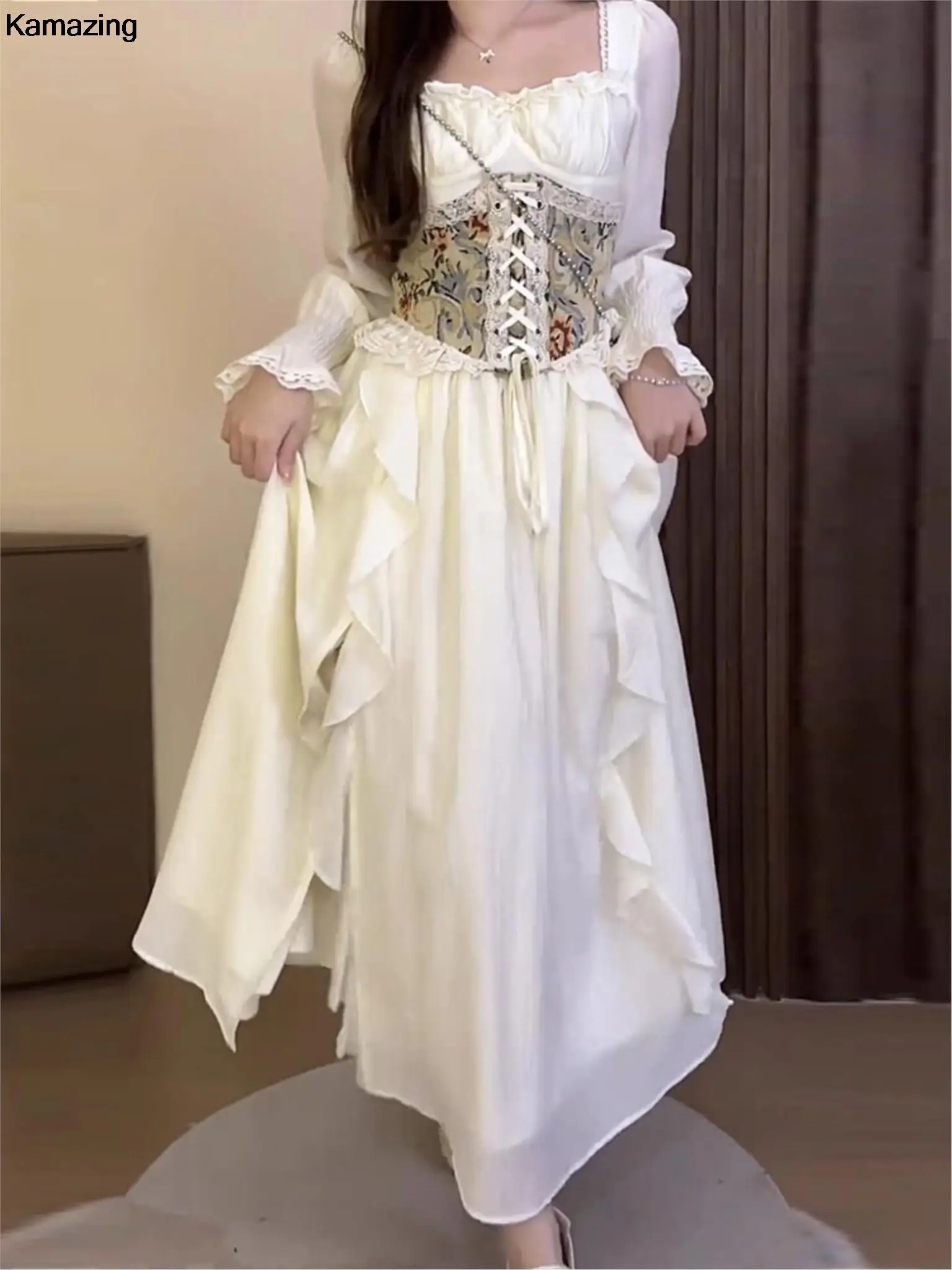 Винтажное платье-корсет средней длины в европейском стиле