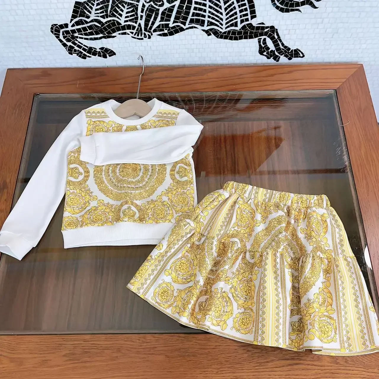 

Дизайнерская детская одежда, новинка 2023, комплект для девочек, хлопковый свитер с круглым вырезом и длинным рукавом, классический узор + короткая юбка, комплект из 2 предметов