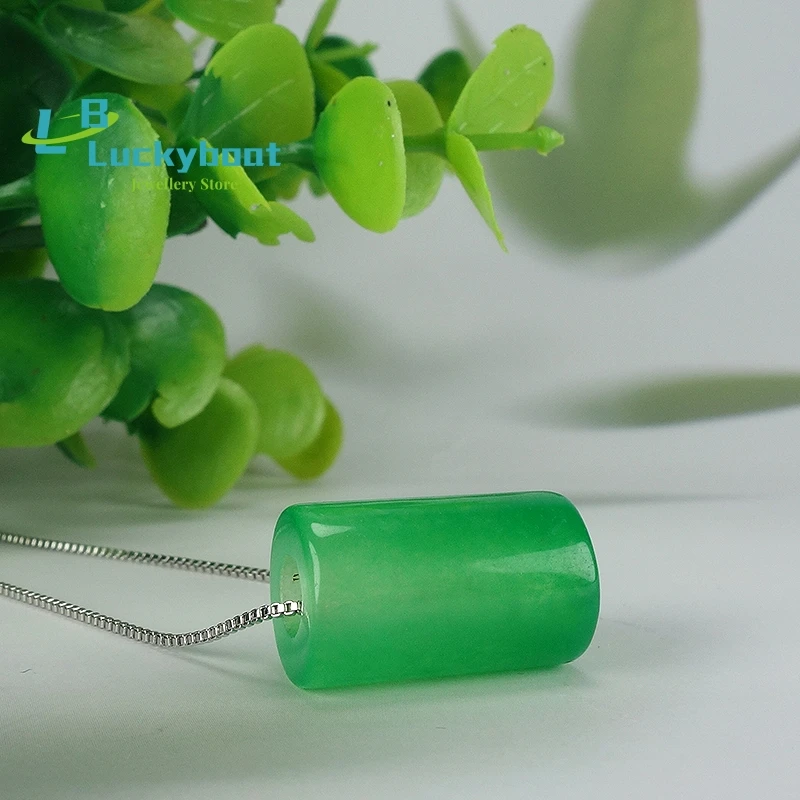 Женское ожерелье из серебра 2022 пробы с изумрудами и нефритом |