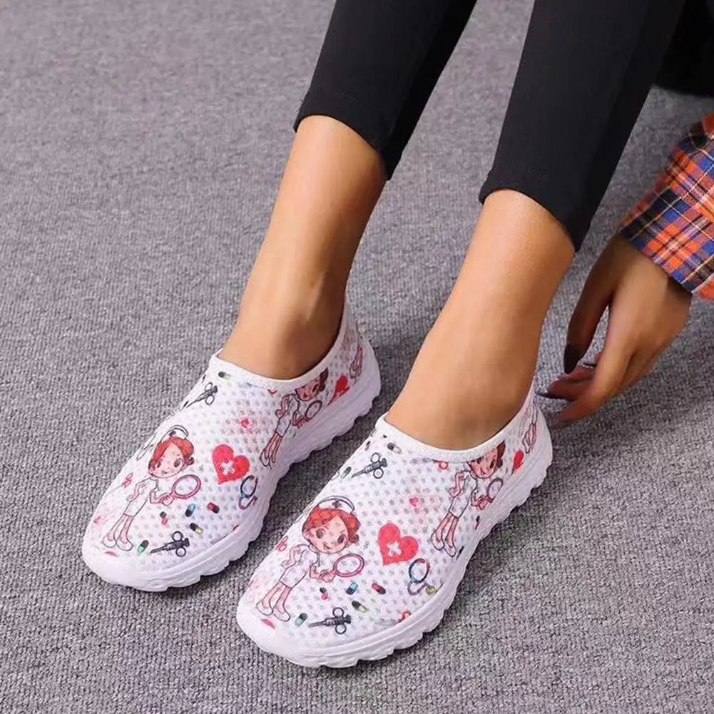 

New Cartoon Nurse Doctor Print Women Sneakers Slip Shoes Summer on Breathable Planos Shoes Light Flats Mesh Shoes Zapatos U1C5
