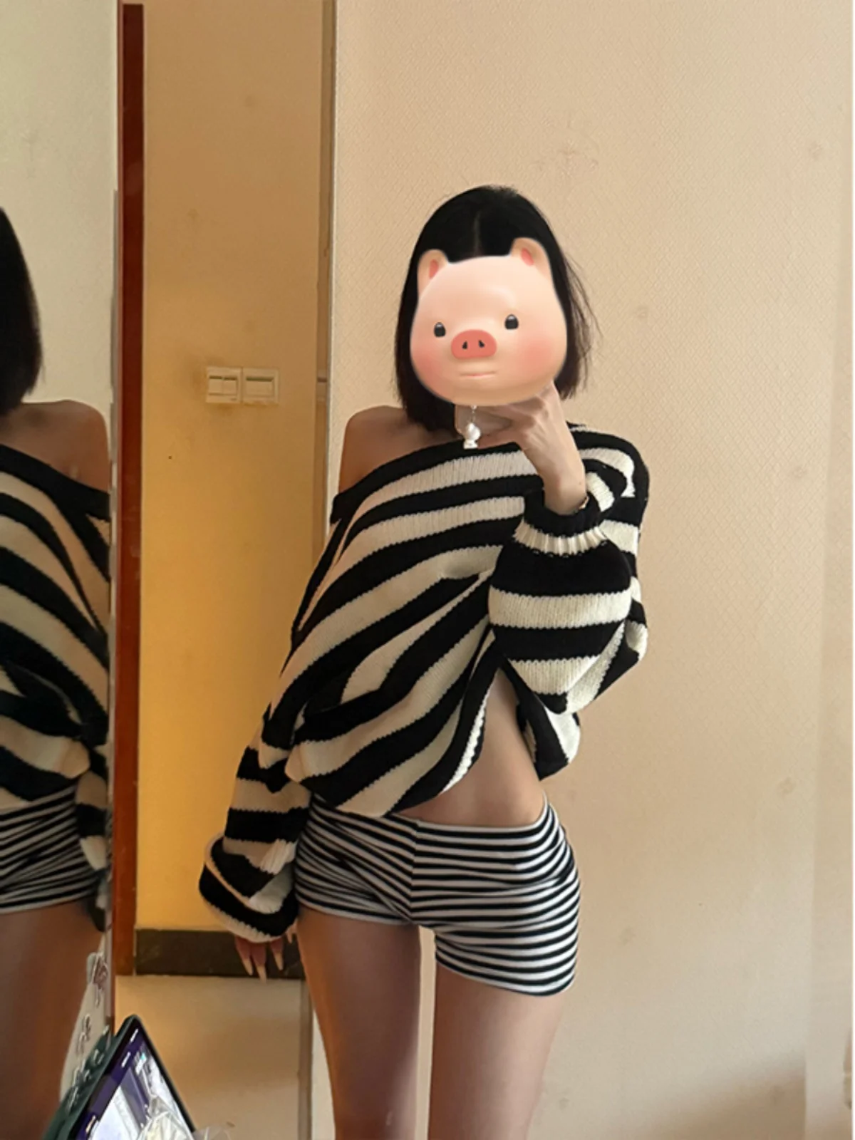 Черно-белый полосатый пуловер с открытыми плечами и наклонными женский свитер 2024