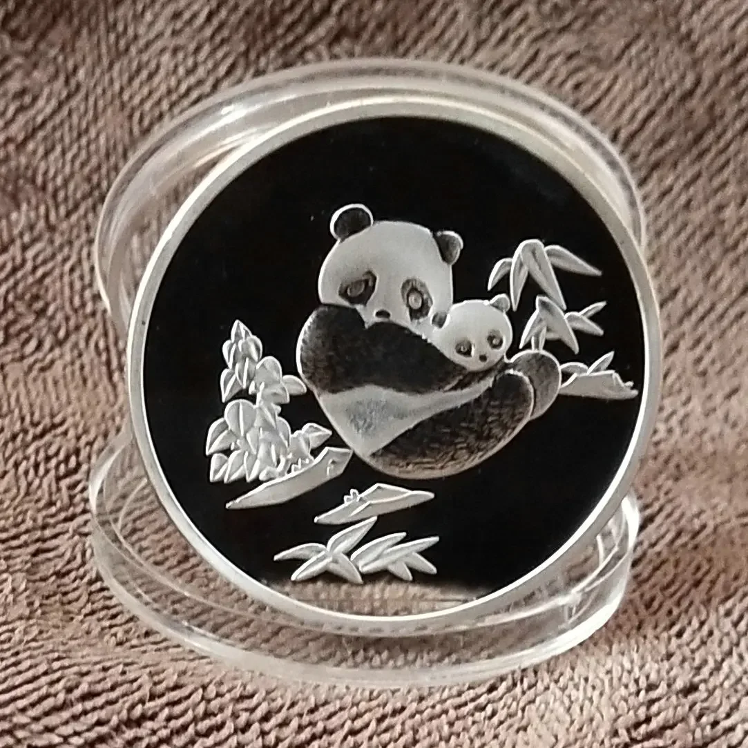 Памятная монета в виде панды