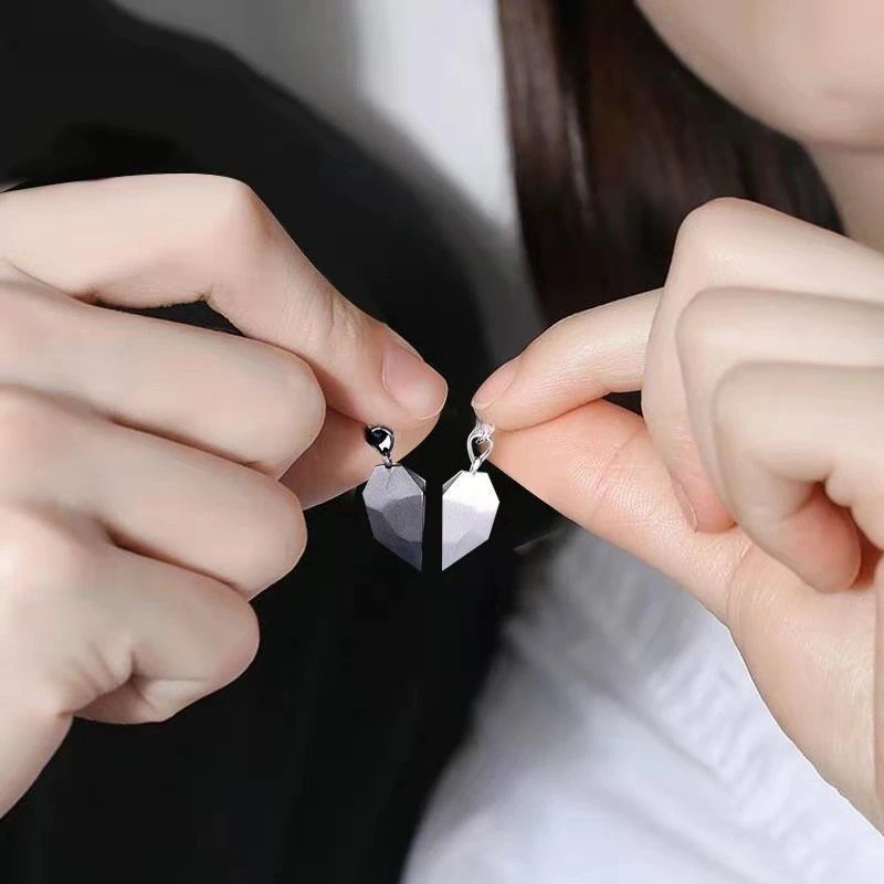 

1Pair Magnetic Paired Pendants Couple Necklace for Lovers Heart Shaped Friends Neck Chain for Men Women Valentines Day Gift