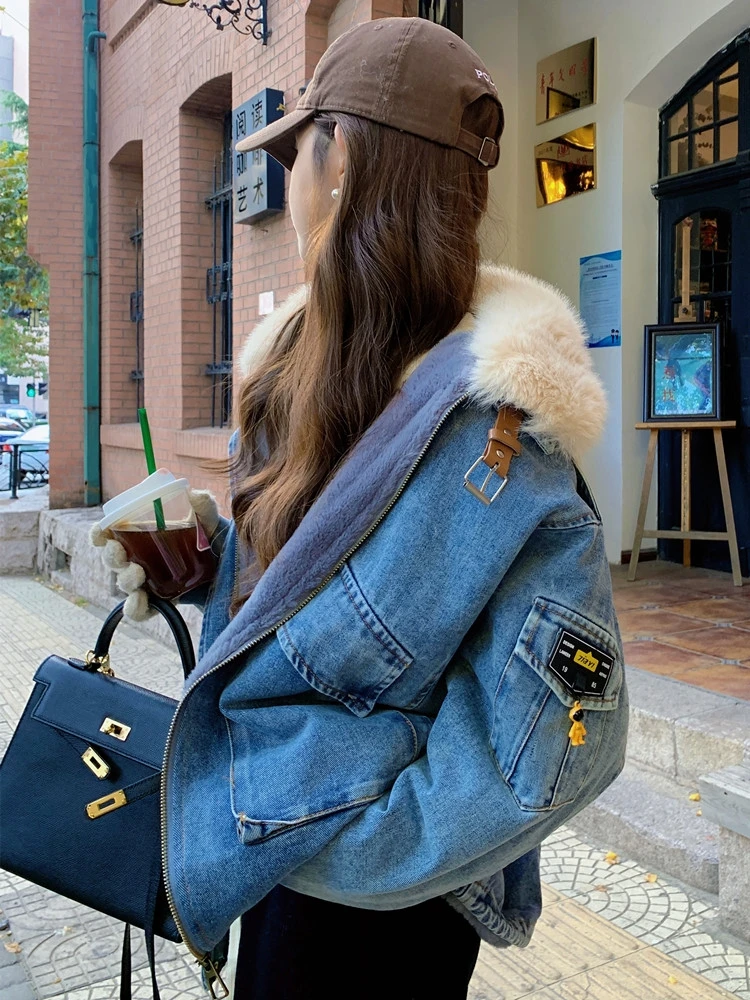 Короткая джинсовая куртка на флисовой подкладке с хлопковой подкладкой женская