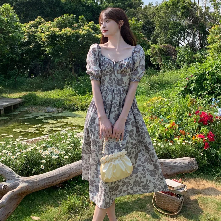 Элегантное длинное платье уменьшающее возраст с высокой талией и короткими