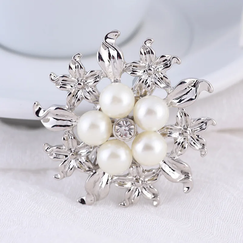 

Exquisite Luxury Women Rhinestone Flower Brooch Badges Pearl Snowflake Brooches High Quality Retro Pin for Lady Jewelry Corsage