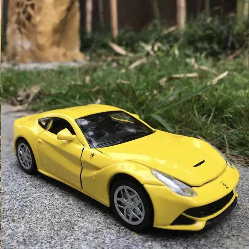 1:32 литая Миниатюрная модель суперавтомобиля из сплава Ferrari F12, задняя фотография, детские новые подарки, коллекционная Рождественская игруш...