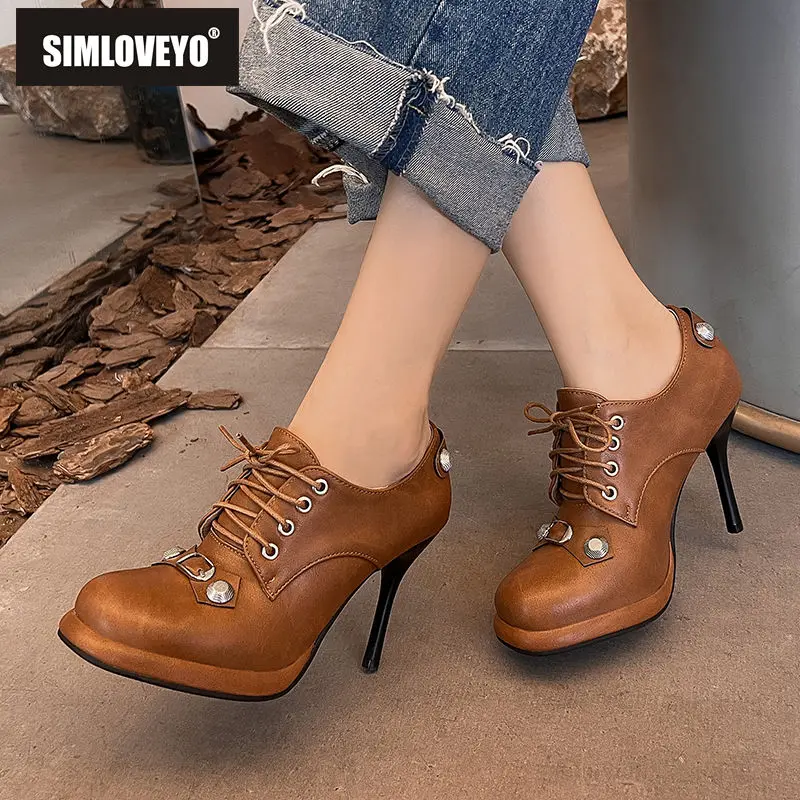 

SIMLOVEYO дизайнерская обувь для женщин Туфли-лодочки с круглым носком на тонком каблуке 10 см ультравысокой платформе 1,5 см со шнуровкой и заклепками для свиданий женская обувь 42 43