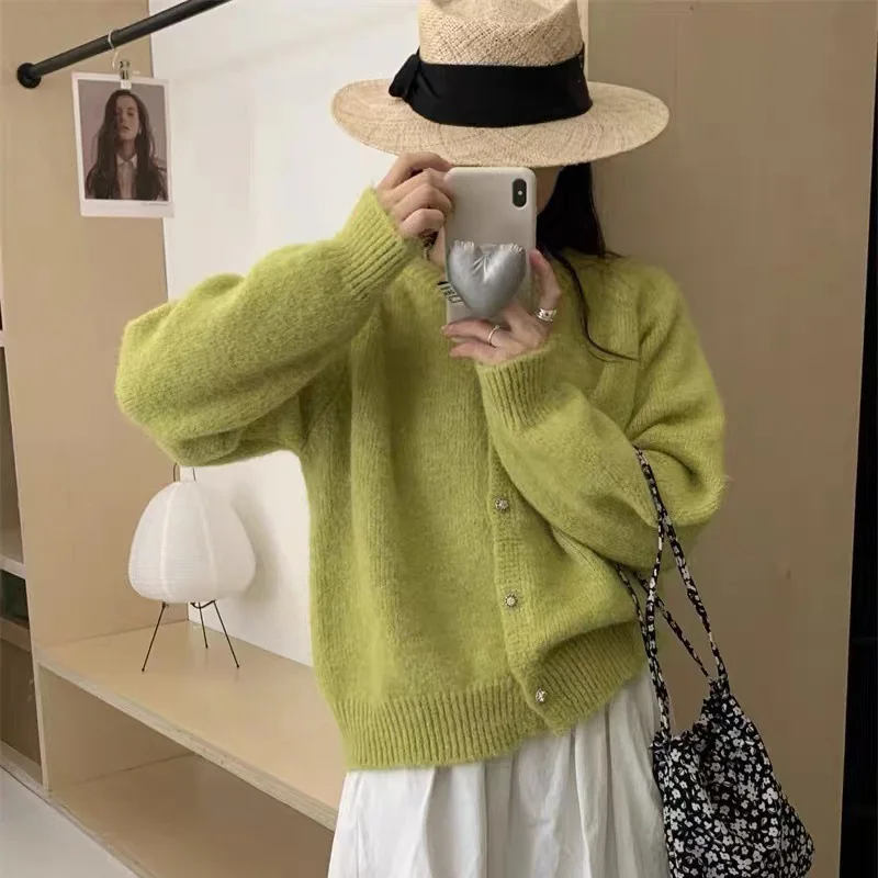 Уютный трикотажный кардиган с круглым вырезом и пуговицами свитер женская