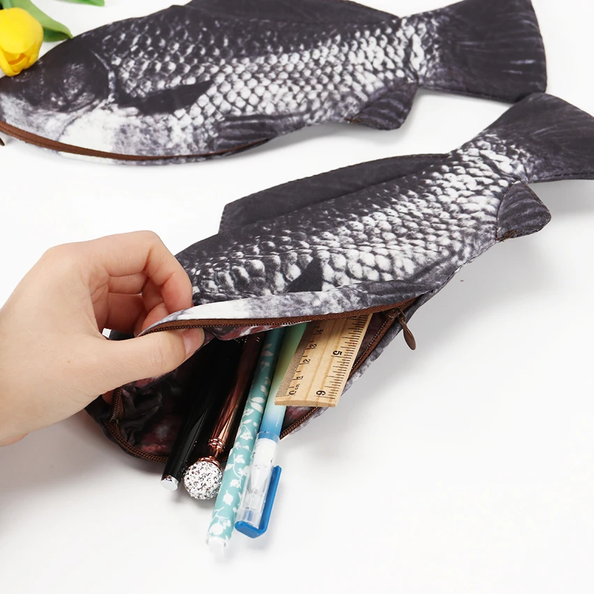 

Carp Pen Bag Realistic Fish Shape Make-up Pouch Pen Pencil Case with Zipper Makeup Pouch Casual Gift Toiletry Wash Funny Handbag