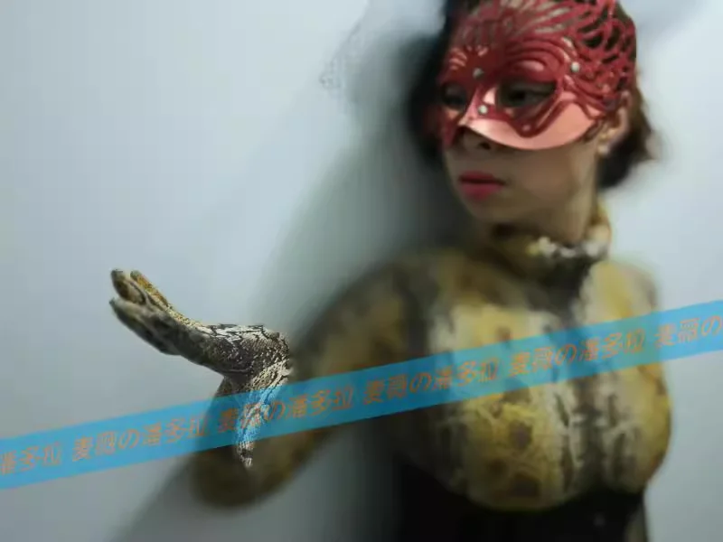 Настраиваемый желтый Змеиный Косплей-костюм из второй кожи с линией декольте