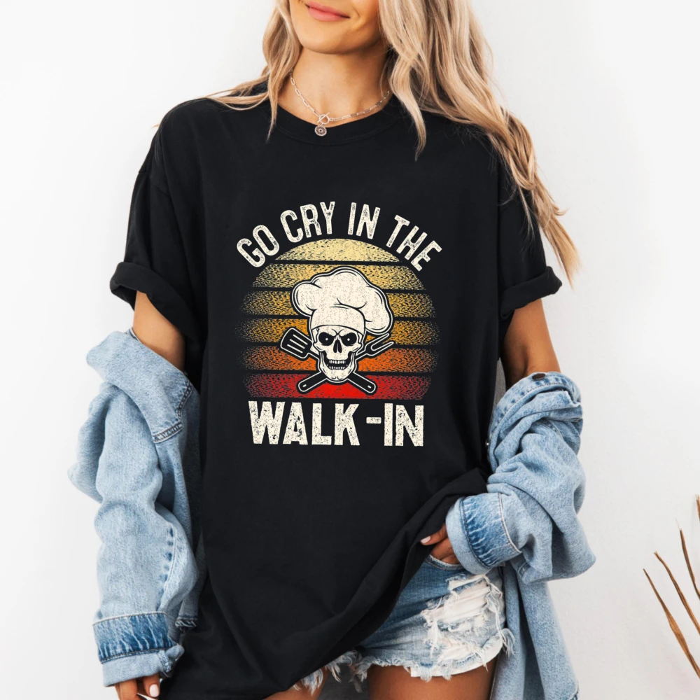 Фото Футболка с забавным принтом «Go Cry in The Walk in Funny Chef» – кулинарный подарок для гурманов и поваров, футболка для любителей готовки, хлопковая дышащая футболка для ресторанных работников. №2