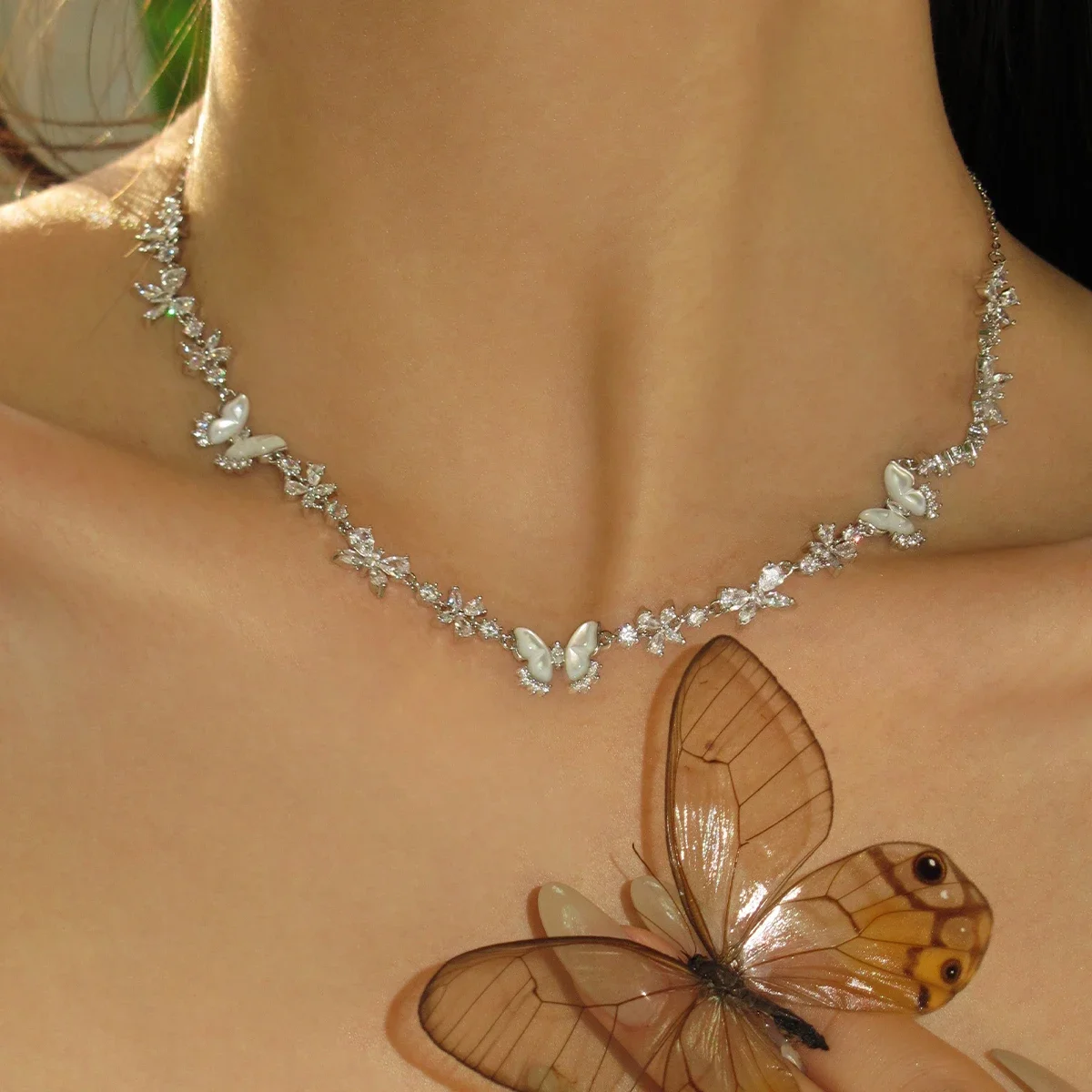 Белое ожерелье с бабочкой JIANIYADI