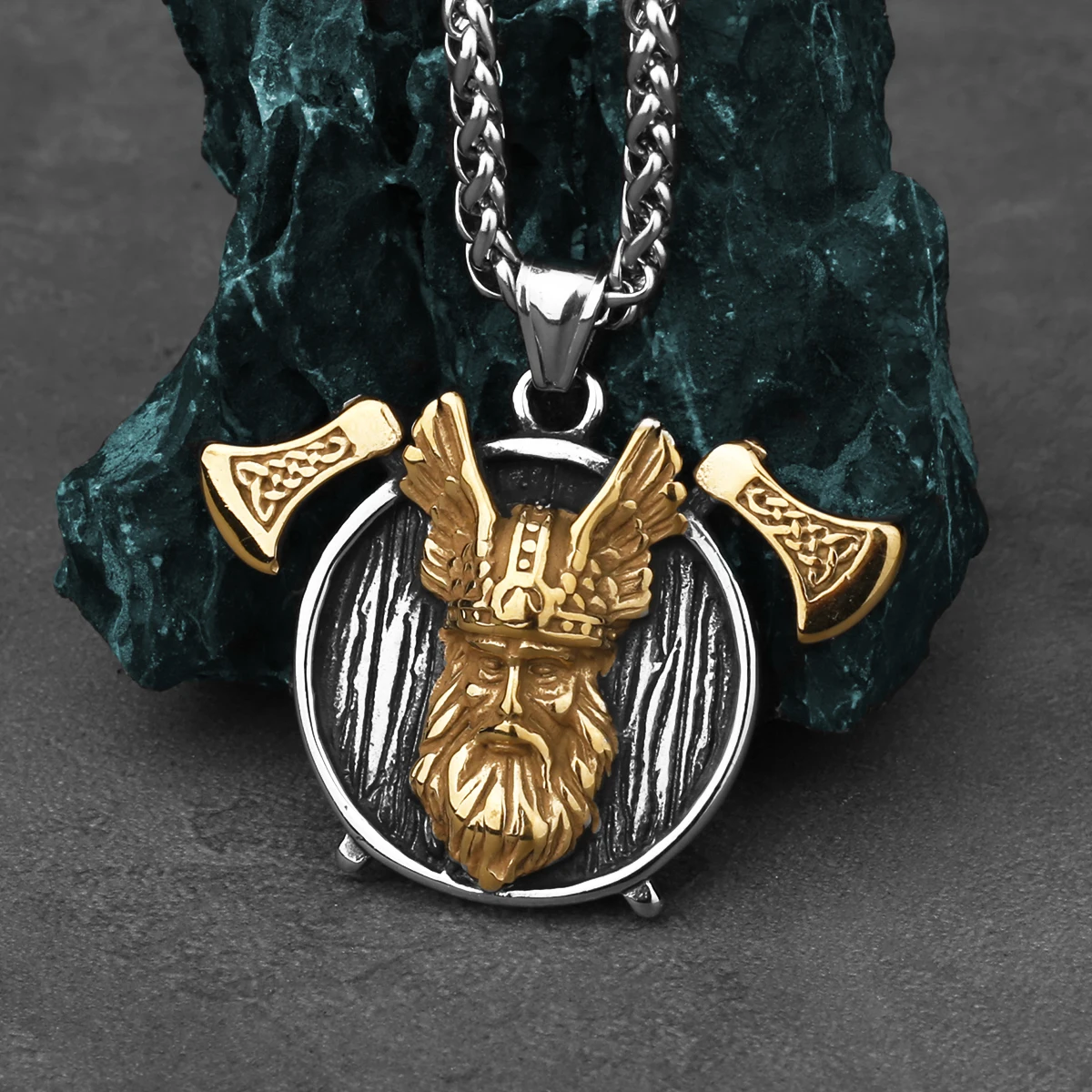 

Vintage Never Fade Inter Gold Odinga Two Axe Shield Necklace Men's Vikings Charm Stainless Steel Pendant Jewelry as Men Gift