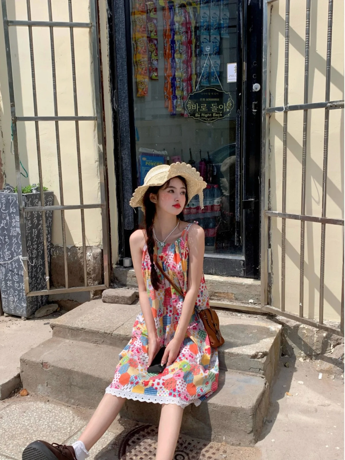 Женское платье на бретельках с цветочным принтом