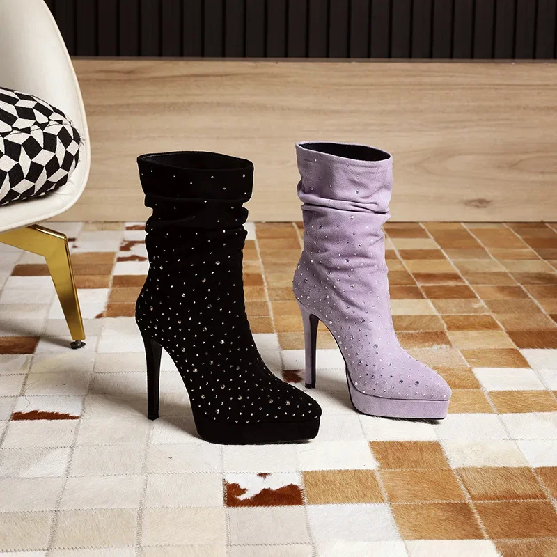 Сверкающие плиссированные ботинки до середины икры с острым носком и стразами