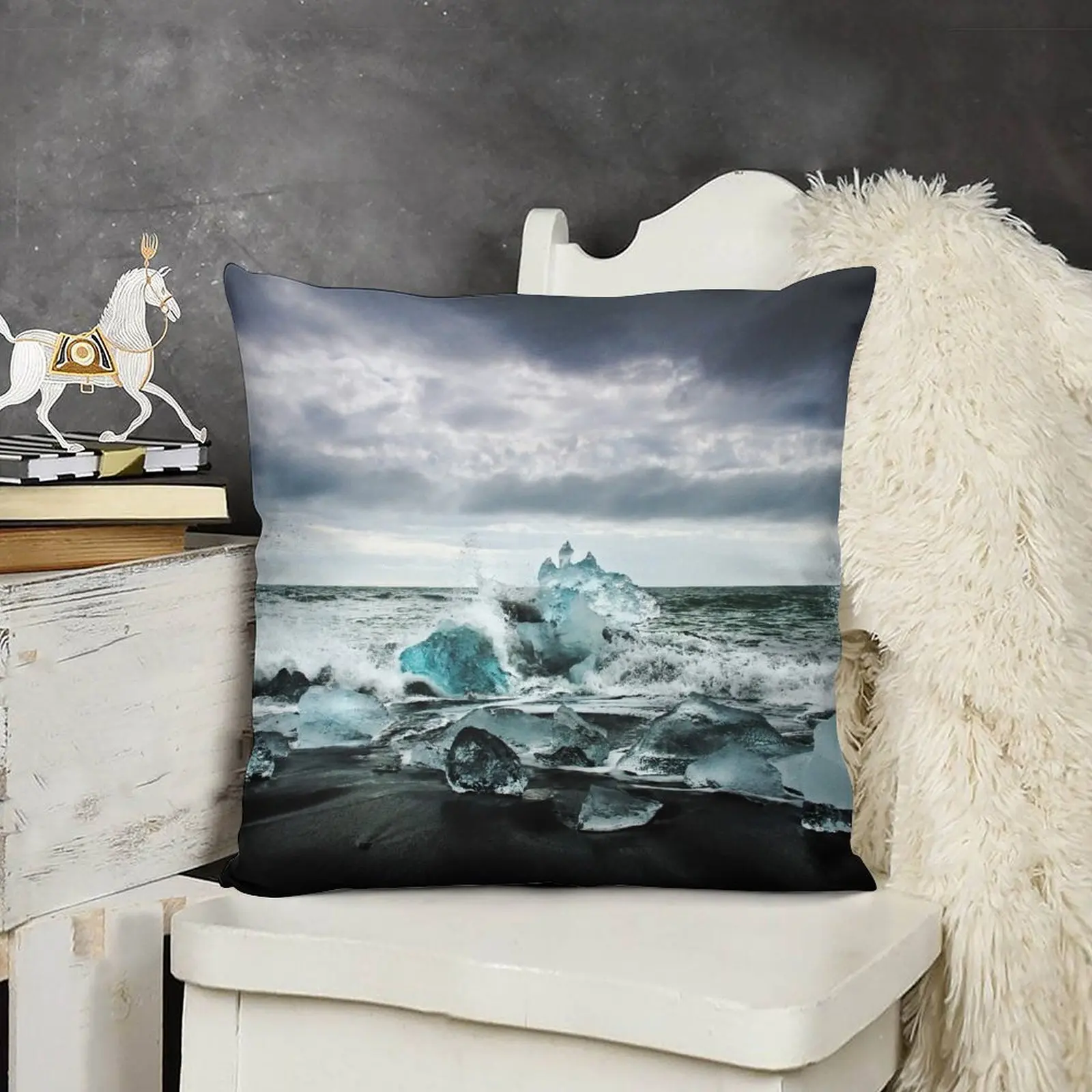 Исландские ледниковые айсберги J? Kulsrlon на пляже с черным песком голубым льдом