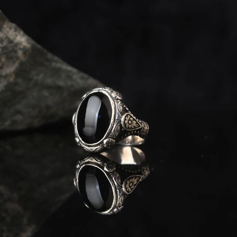 

Black Large Gem Men Rings Vintage Round Crown Anillos Metal Pattern Punk Boy Fashion Jewelry Charm Anniversary Accessory Gifts