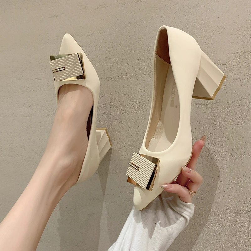 Новые весенние женские туфли на толстом каблуке с квадратной головкой и пряжкой