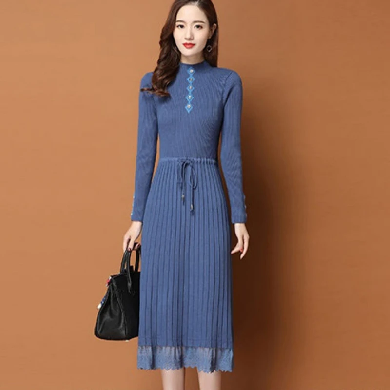 Женское коричневое длинное вязаное платье-свитер пояса на пуговицах контрастное