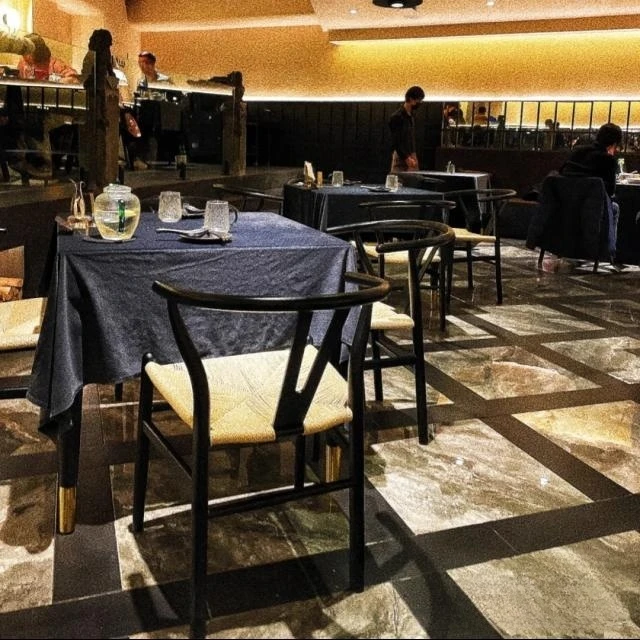 Оптовая продажа черные деревянные и Ротанговые стулья для столовой ресторана из