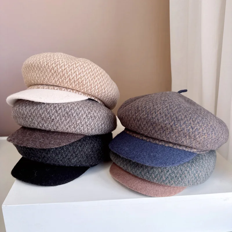 Женская осенне-зимняя шерстяная шапка с козырьком